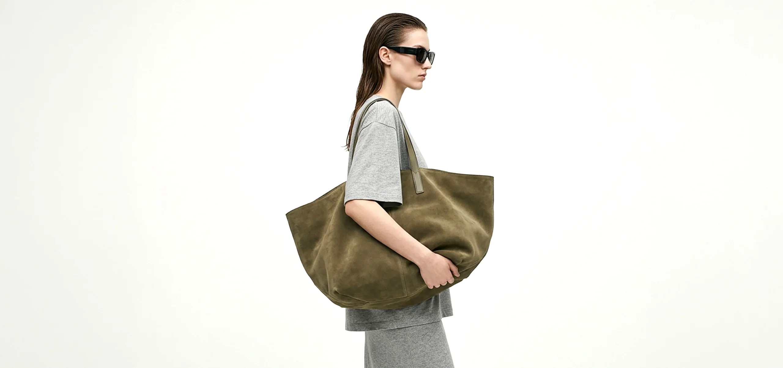 Modelo con bolso grande y gafas
